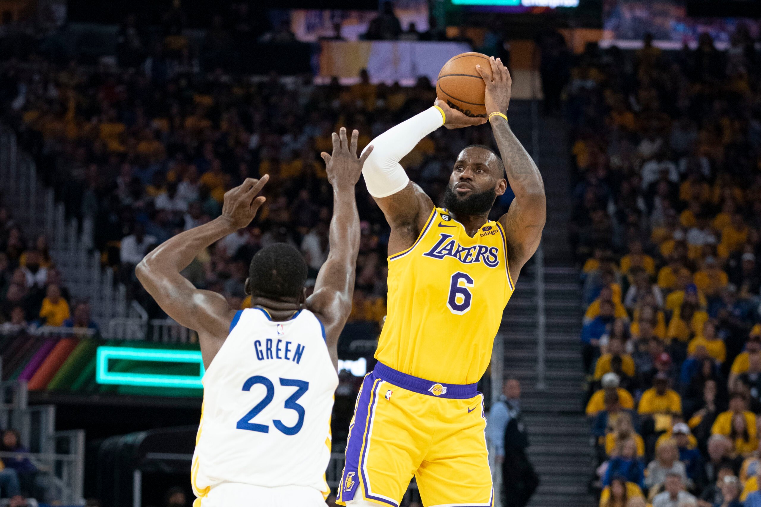 湖人队败北太阳队，布克情绪波动见证精彩对决